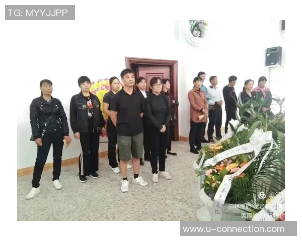 足球明星出席悼念活动感人瞬间展现友谊与尊重的力量