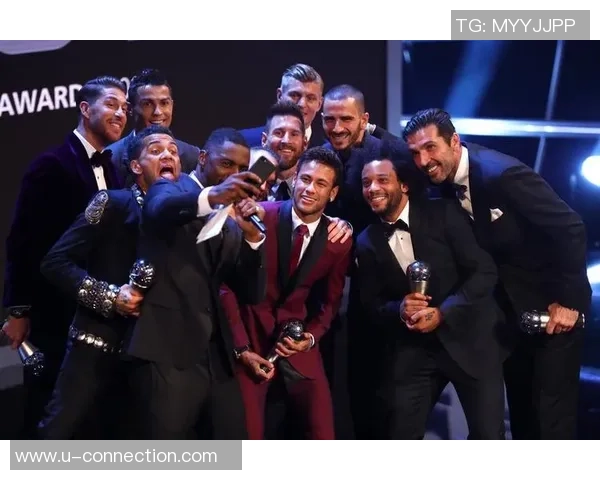 足球明星同框瞬间大揭秘：他们的友谊与荣耀在合影中绽放